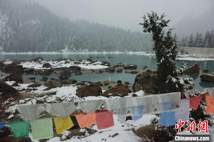 然烏湖春雪飄落?！∪轿木?攝