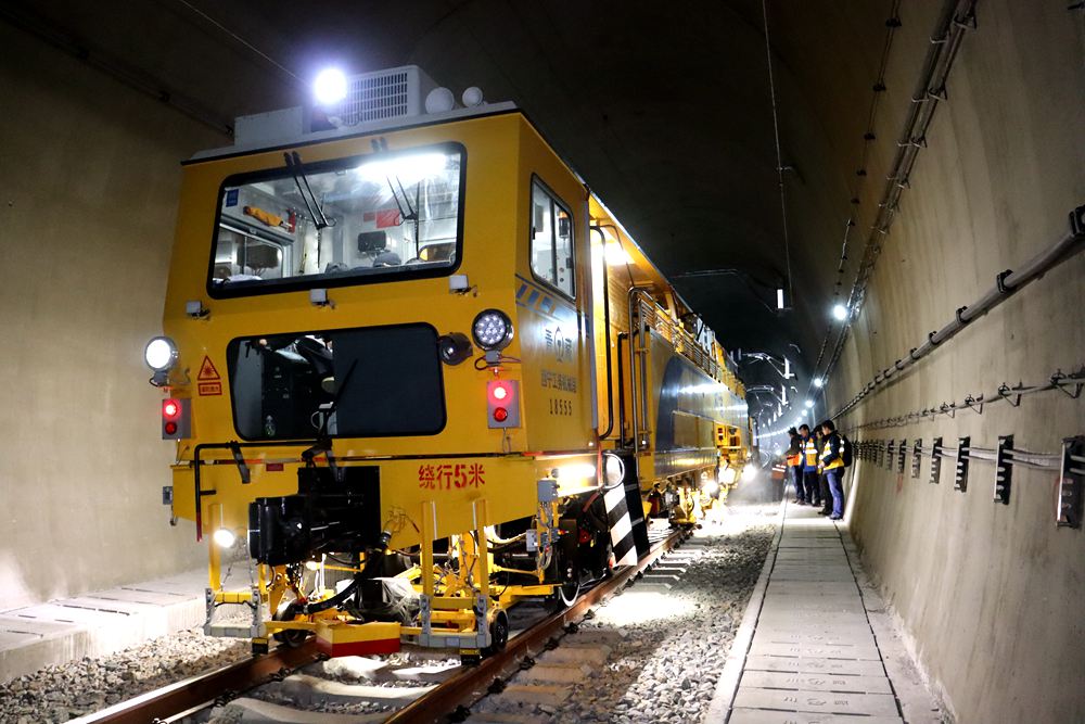 拉林鐵路迎來“大黃蜂”。祁國慶攝