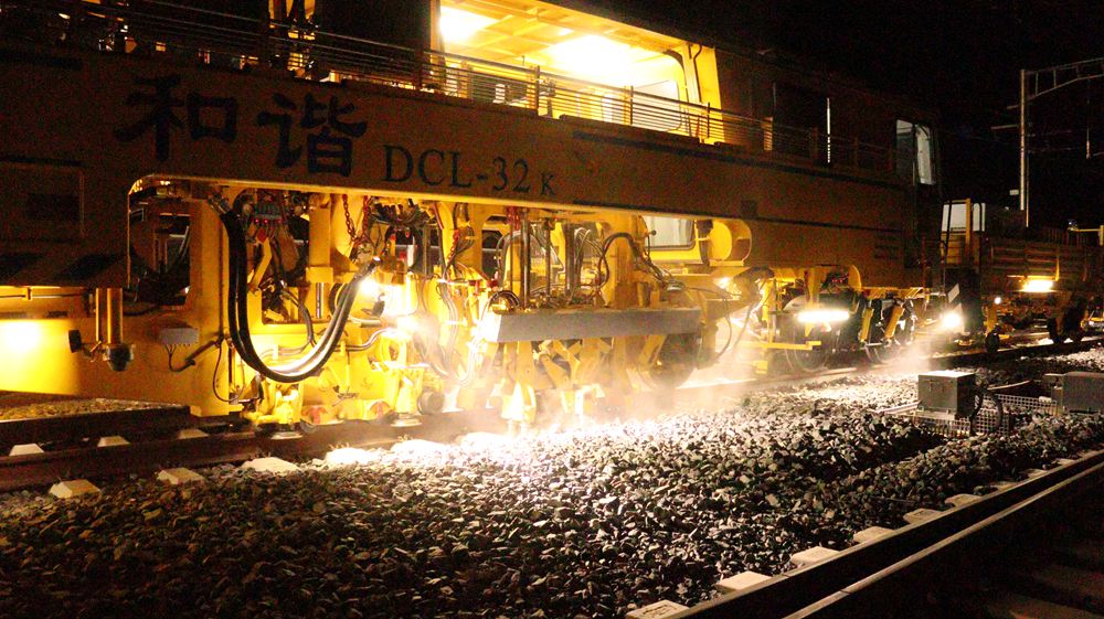 拉林鐵路迎來“大黃蜂”。祁國慶攝