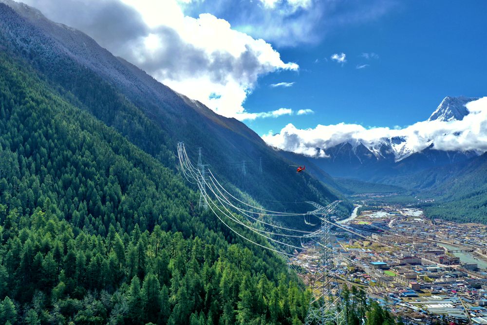 對波林線進行巡視檢查。閆昱翰攝