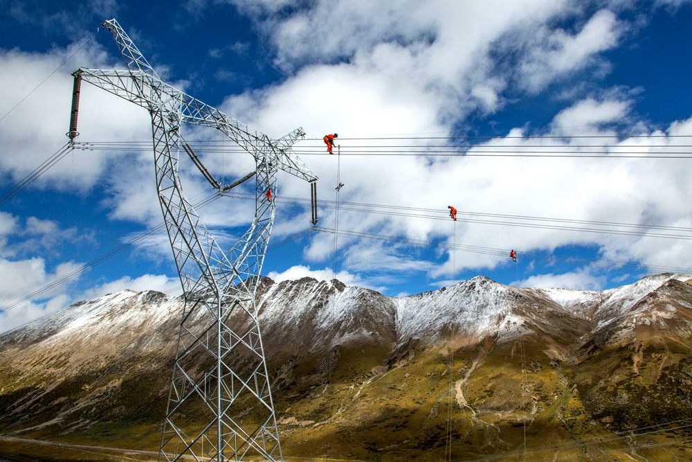 藏中聯(lián)網(wǎng)工程建設(shè)，銀線上的“舞者” 。盧忠東攝