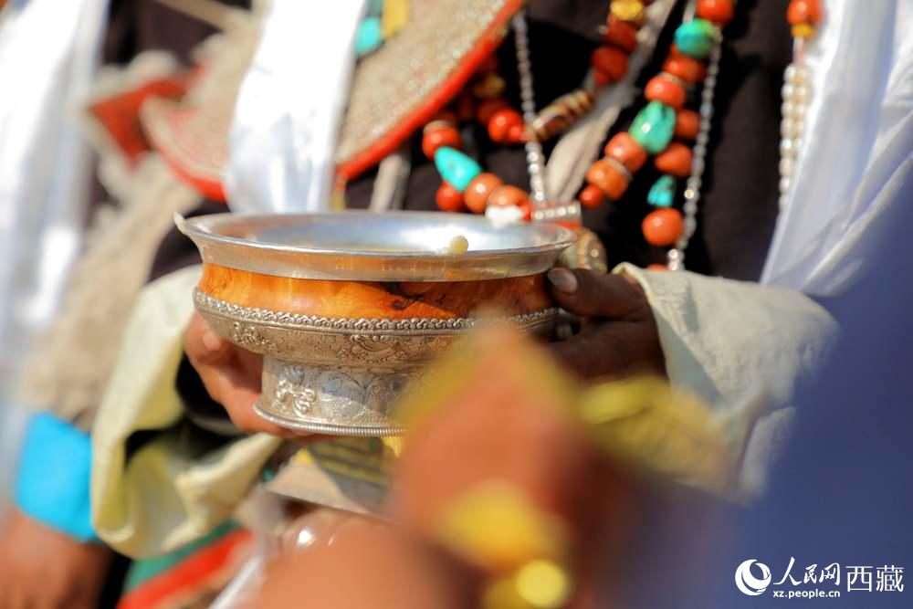 普蘭群眾展示當(dāng)?shù)靥厣?。人民網(wǎng) 李海霞攝