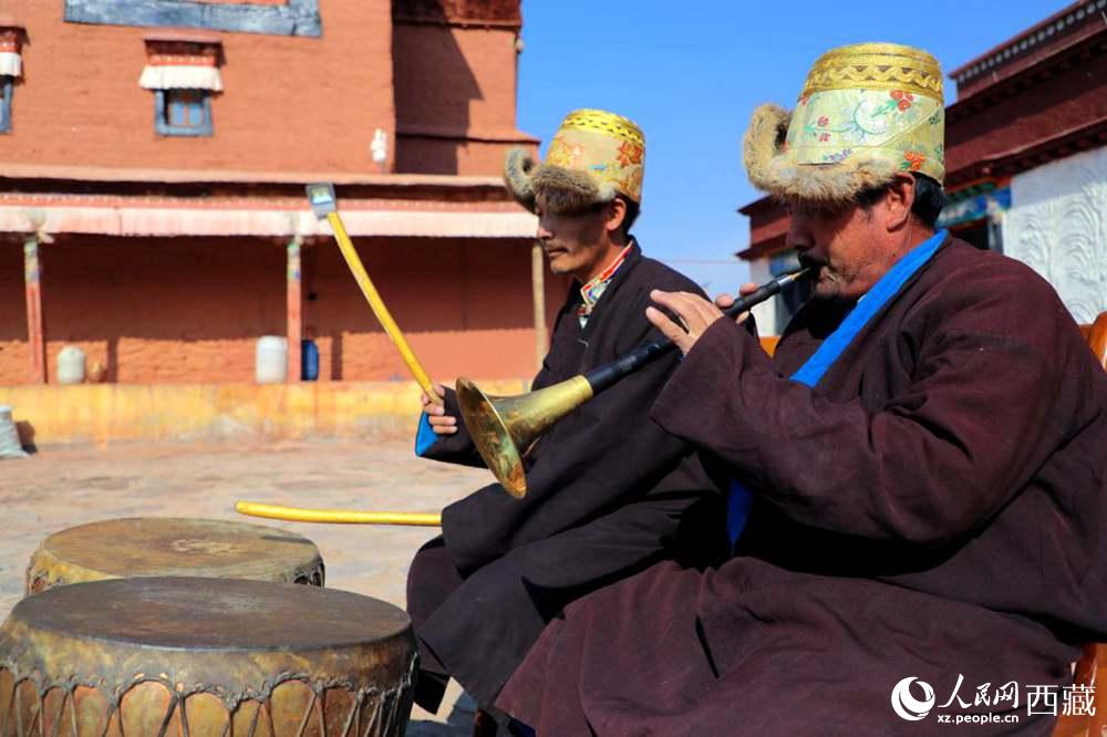 “宣”舞配樂師。人民網(wǎng) 李海霞