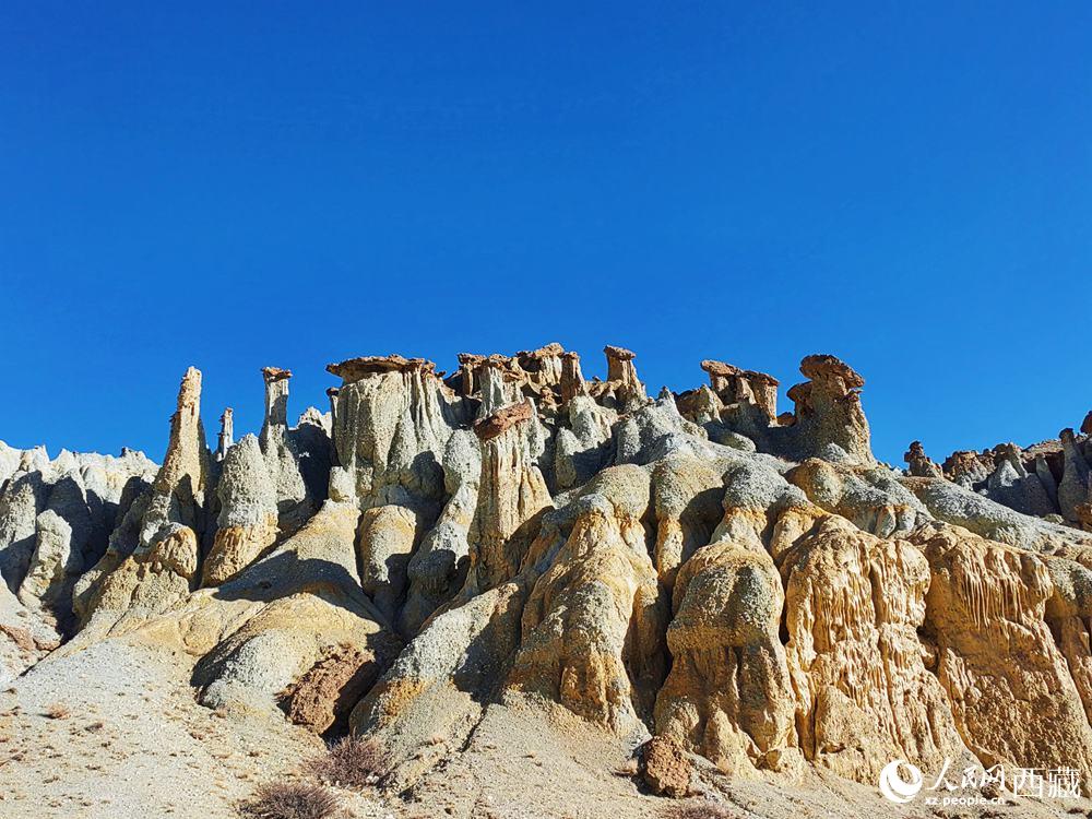 形態(tài)各異的土林。人民網(wǎng) 李海霞攝