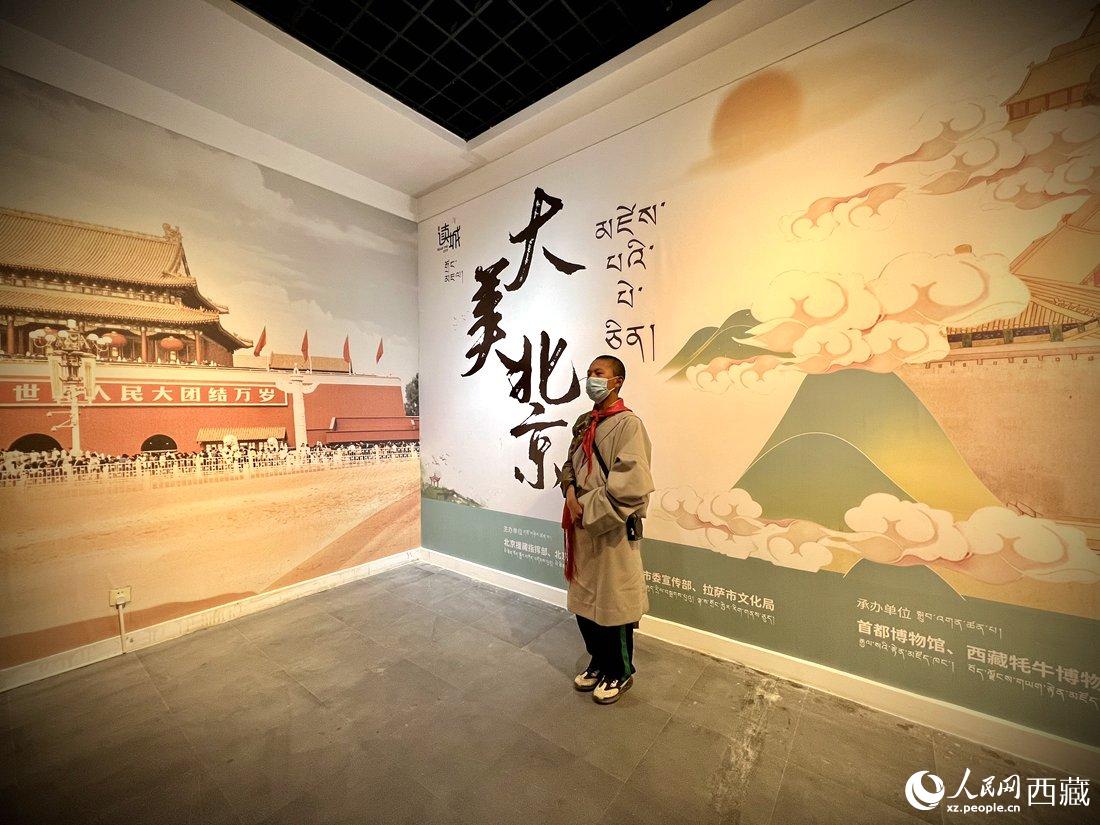 拉薩市北京實驗中學(xué)的學(xué)生講解員進行講解。人民網(wǎng) 次仁羅布攝