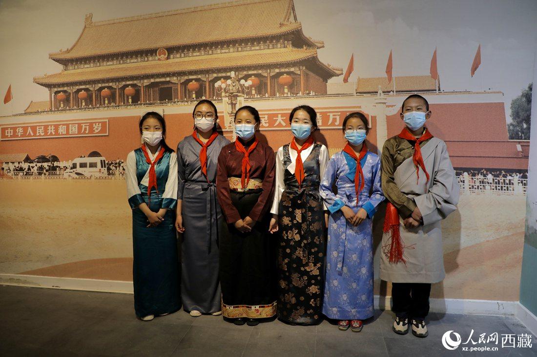 拉薩市北京實驗中學(xué)的小講解員們。人民網(wǎng) 次仁羅布攝