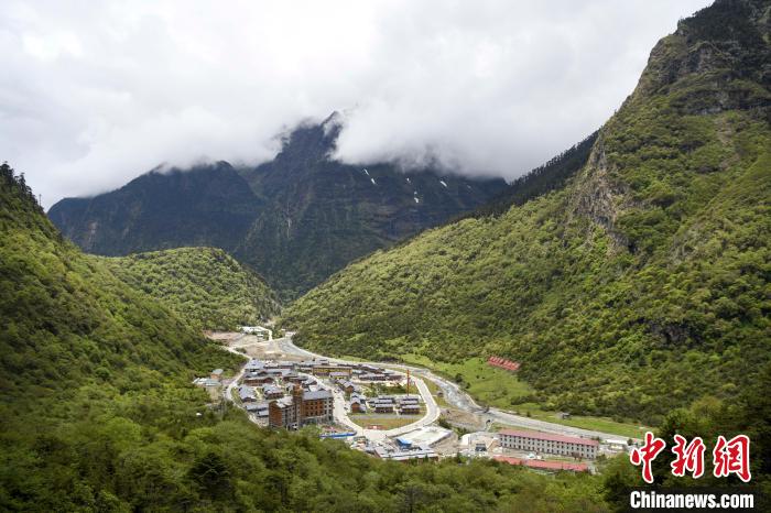 位于山間的玉麥鄉(xiāng)。