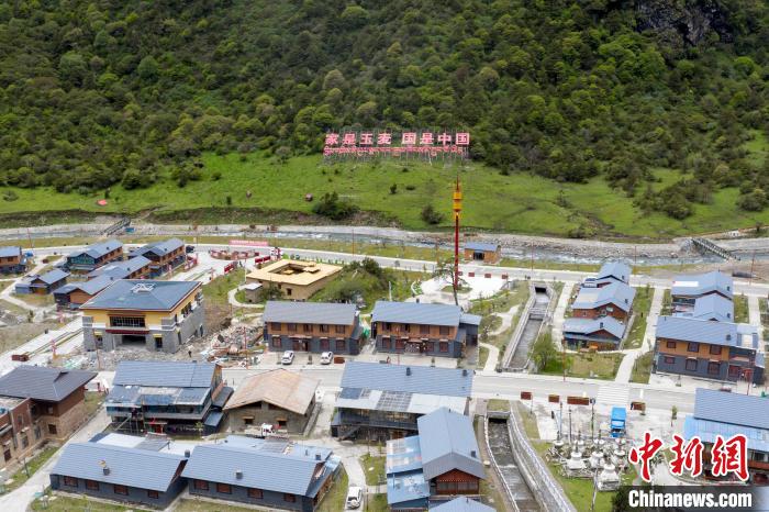 “家是玉麥 國(guó)是中國(guó)”的大字豎立在玉麥鄉(xiāng)旁的山腳上?！钊A峰 攝