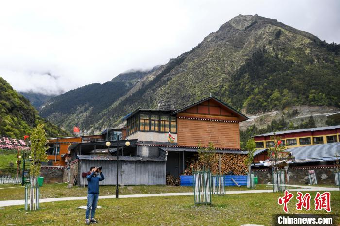 一位攝影愛好者在玉麥鄉(xiāng)拍攝。　楊華峰 攝