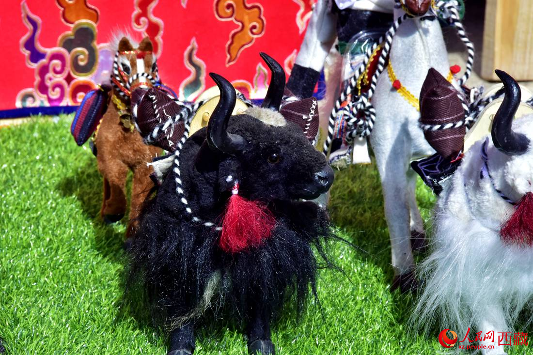 農(nóng)牧民制作的旅游紀念品。人民網(wǎng) 李海霞攝