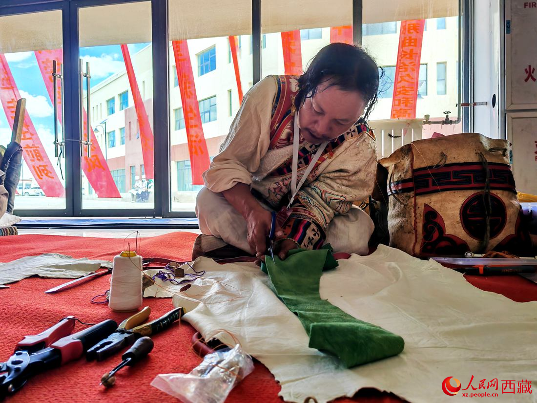 曾經(jīng)的放牛娃學得一身好手藝。人民網(wǎng) 李海霞攝