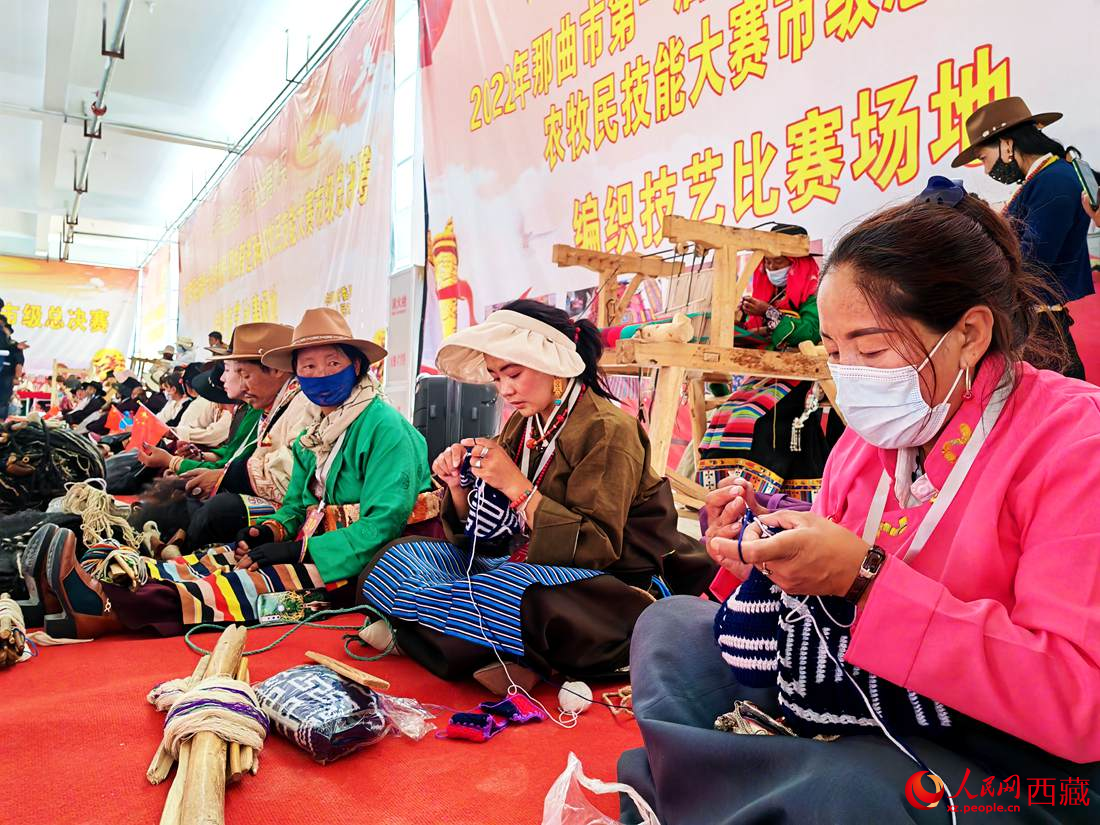 草原姑娘們編織技能大比拼。人民網(wǎng) 李海霞攝