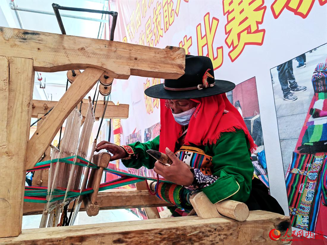 紡織手藝展示。人民網(wǎng) 李海霞攝