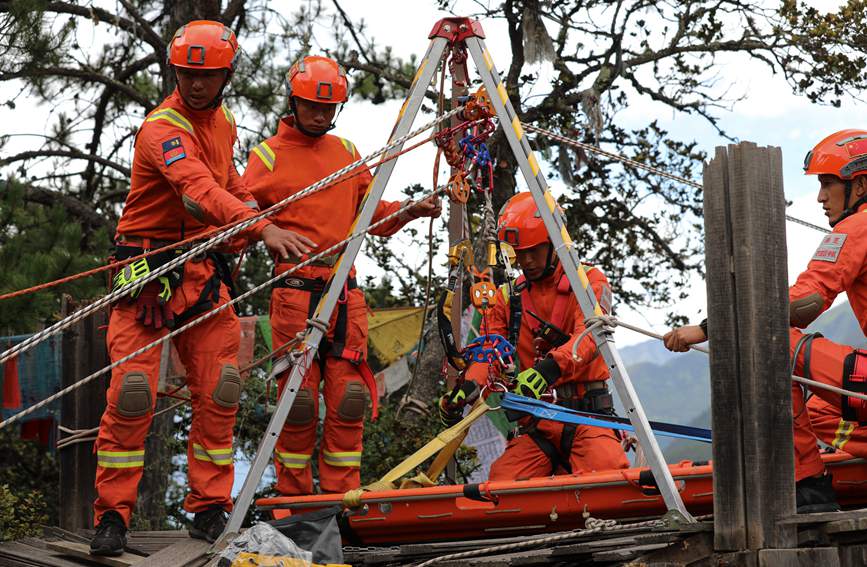 三腳架設(shè)置錨點。西繞拉翁攝