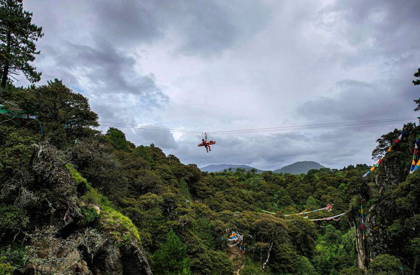 救援實戰(zhàn)訓(xùn)練中，消防員在云中漫步。西繞拉翁攝