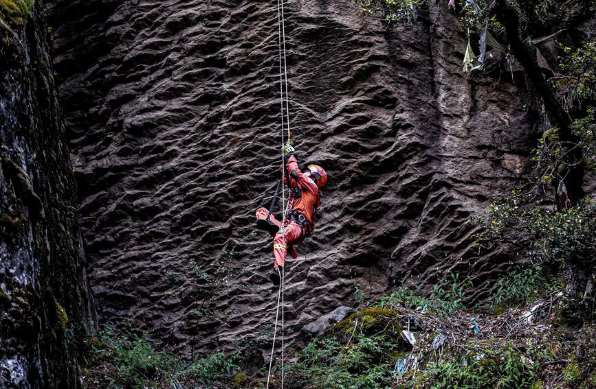 救援實戰(zhàn)訓(xùn)練中，消防員垂直攀爬。西繞拉翁攝