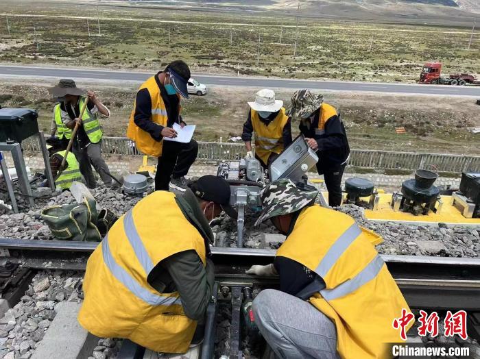 圖為青藏鐵路基礎(chǔ)設(shè)施“升級換代”施工現(xiàn)場。　現(xiàn)場作業(yè)人員供圖
