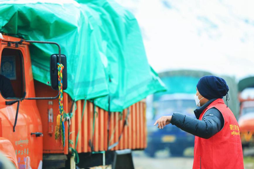 “紅馬甲”幫牧民順利轉(zhuǎn)場。洛克攝