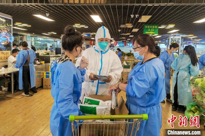 圖為疫情期間，西藏格拉丹東超市調配物資，保障市場供應?！∈茉L者供圖