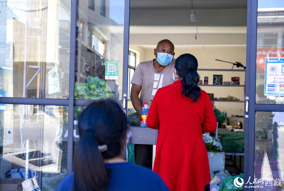 市民們有序排隊購買早餐。人民網(wǎng) 次仁羅布攝