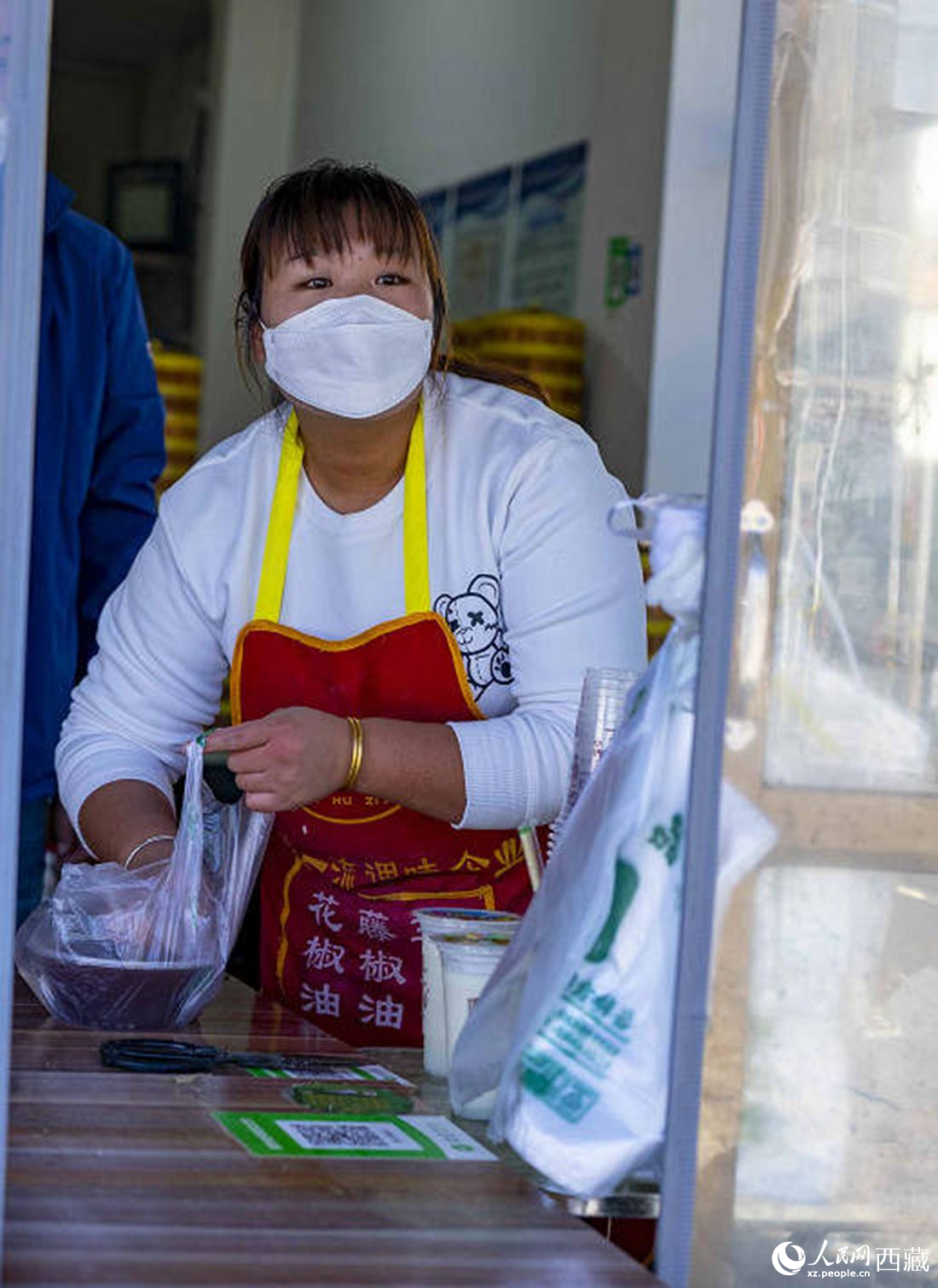 包子店老板正在為顧客打包早餐。人民網(wǎng) 次仁羅布攝