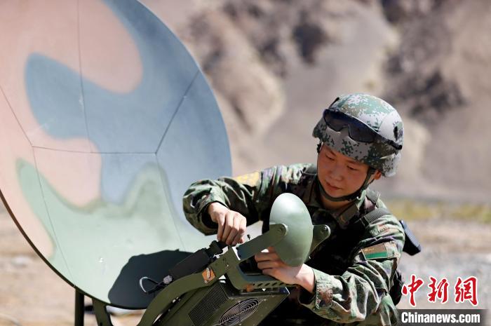 圖為官兵進行衛(wèi)星通訊架設?！?鄒寧寧 攝