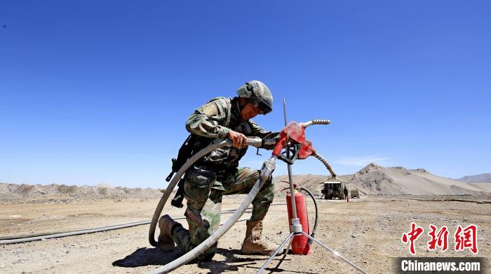 圖為官兵為群車加油。　 胡吉容 攝