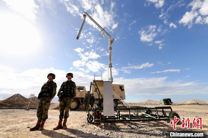 圖為野戰(zhàn)油庫開設。　 唐 堯 攝