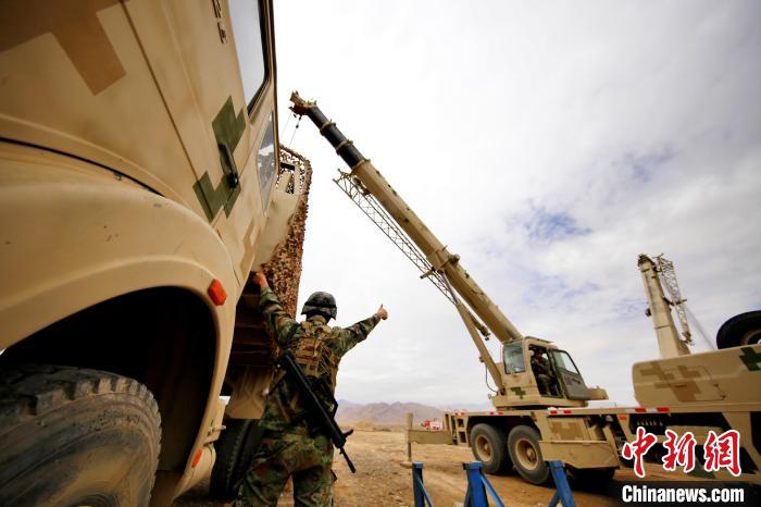 圖為野戰(zhàn)車輛搶修環(huán)節(jié)?！?祁漢智 攝