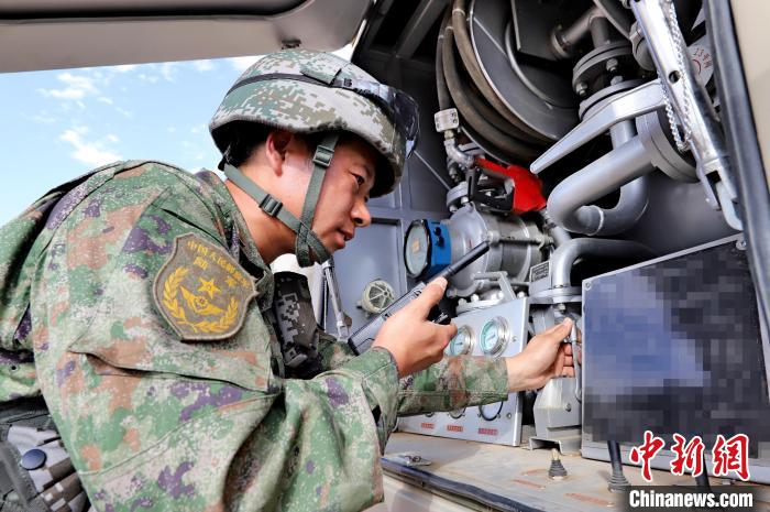 圖為群車加油科目演練現(xiàn)場?！?王先鋒 攝