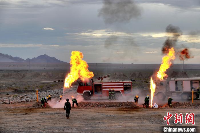 圖為野戰(zhàn)管線搶修?！?鄒寧寧 攝