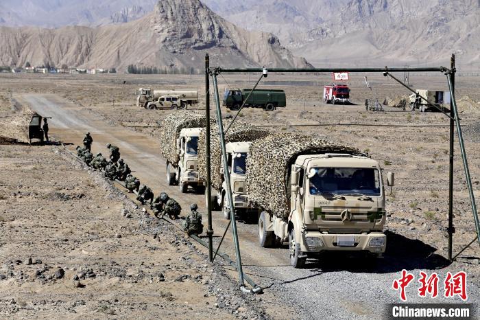 圖為野戰(zhàn)管線鋪設?！〕套颖?攝