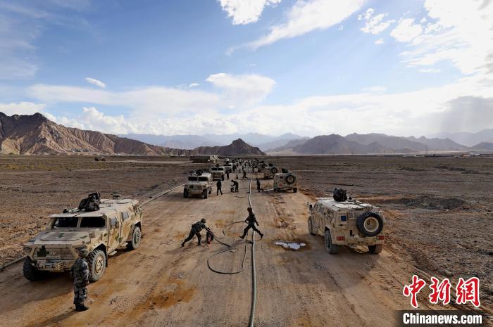 圖為群車加油科目演練現(xiàn)場?！?祁漢智 攝