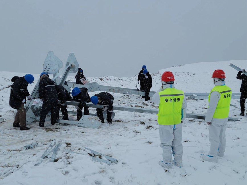 9月13日，電力施工人員正在對(duì)改造工器具進(jìn)行清點(diǎn)和組裝。秦鐘攝