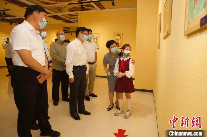 圖為與會嘉賓與入選畫作的“小作者”們一同觀展。　中國藏學(xué)研究中心供圖