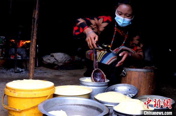 圖為牧民正在制作酥油。　日喀則文聯(lián)供圖