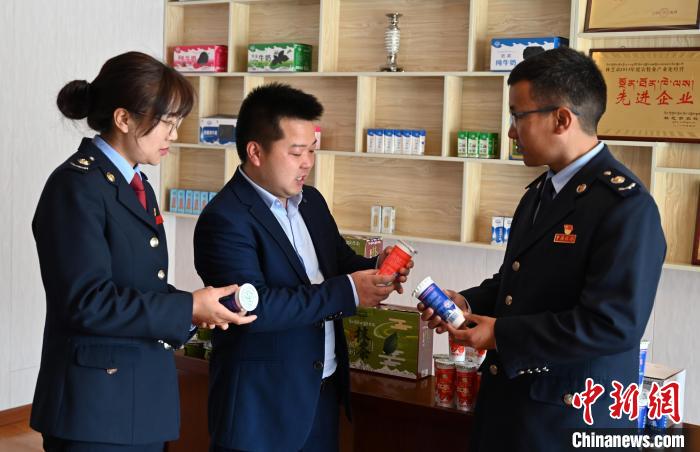 圖為林芝稅務部門上門了解企業(yè)情況，并宣講稅收政策。資料圖 趙朗 攝