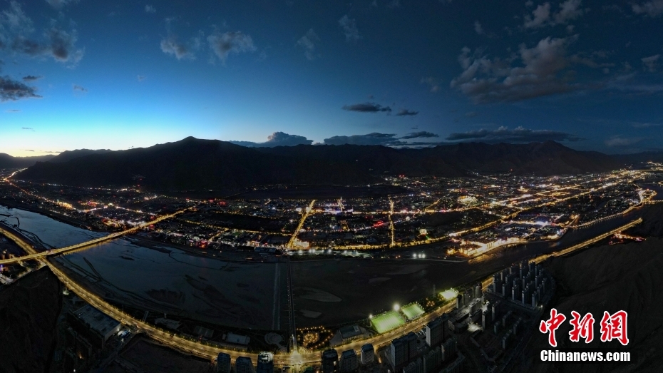 資料圖為2020年6月10日，拉薩城市入夜，燈光點亮高原古城夜色。（無人機畫面） <a target='_blank' href='/'><p  align=