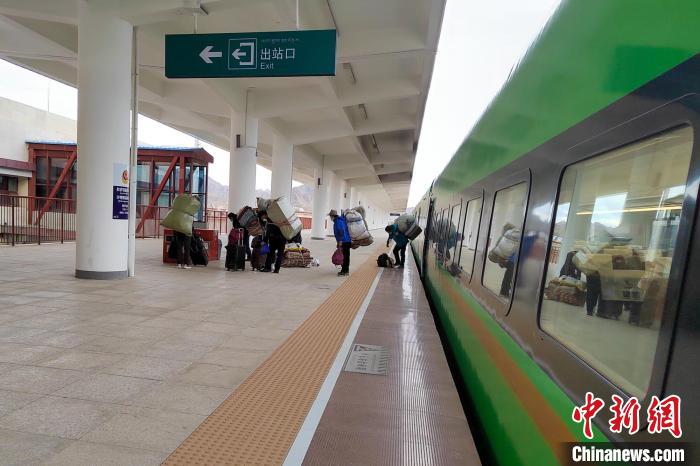 乘客乘復工專列抵達日喀則?！±_車務段 供圖