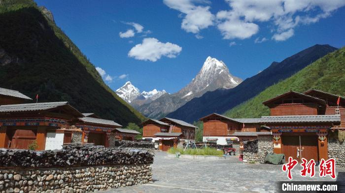 圖為西藏林芝市工布江達(dá)縣錯(cuò)高古村?！≈x牧 攝