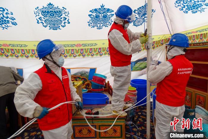 圖為西藏類烏齊縣供電部門為臨時(shí)隔離點(diǎn)50頂帳篷進(jìn)行用電接入?！÷逅傻侵?攝