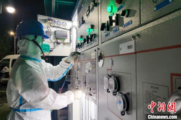 西藏電力部門順利完成方艙醫(yī)院供電設(shè)備安全可靠接入?！⊥醮箫w 攝