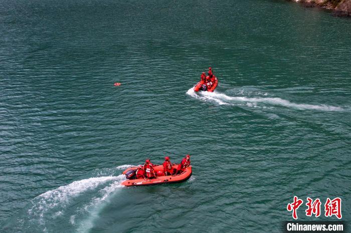 消防員操作舟艇進(jìn)行s型繞標(biāo)?！『罱?攝