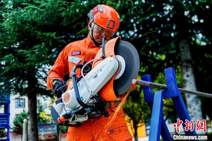 西藏林芝森林消防年度綜合救援技能大練兵活動(dòng)現(xiàn)場(chǎng)?！『罱?攝