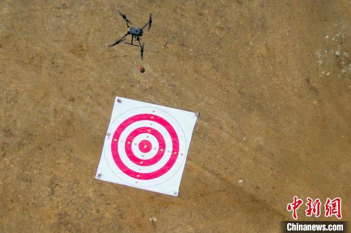 圖為消防員利用無(wú)人機(jī)空投滅火彈?！钣例?攝