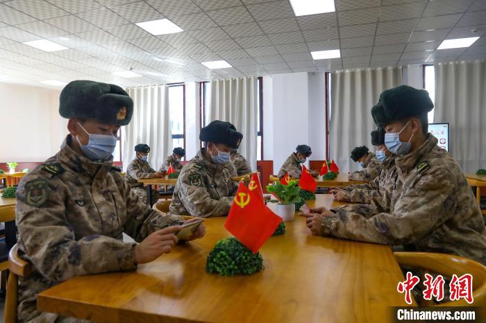 圖為阿里軍分區(qū)某邊防團組織官兵通過手機收聽收看二十大開幕盛況?！詵|供圖