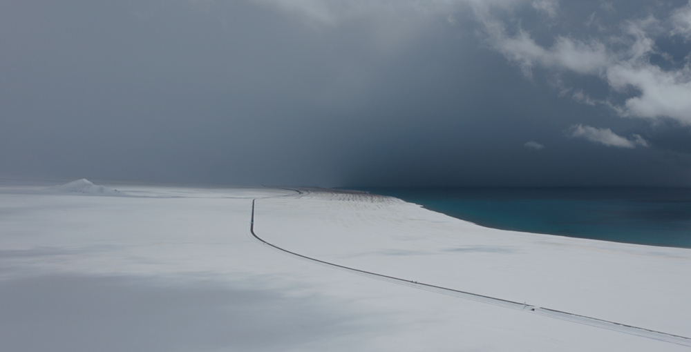 西藏阿里地區(qū)改則縣迎來(lái)初雪，銀裝素裹，美如畫(huà)卷。