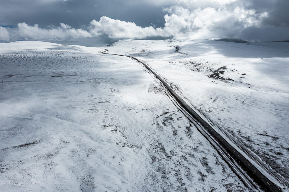 西藏阿里地區(qū)改則縣迎來(lái)初雪，銀裝素裹，美如畫(huà)卷。