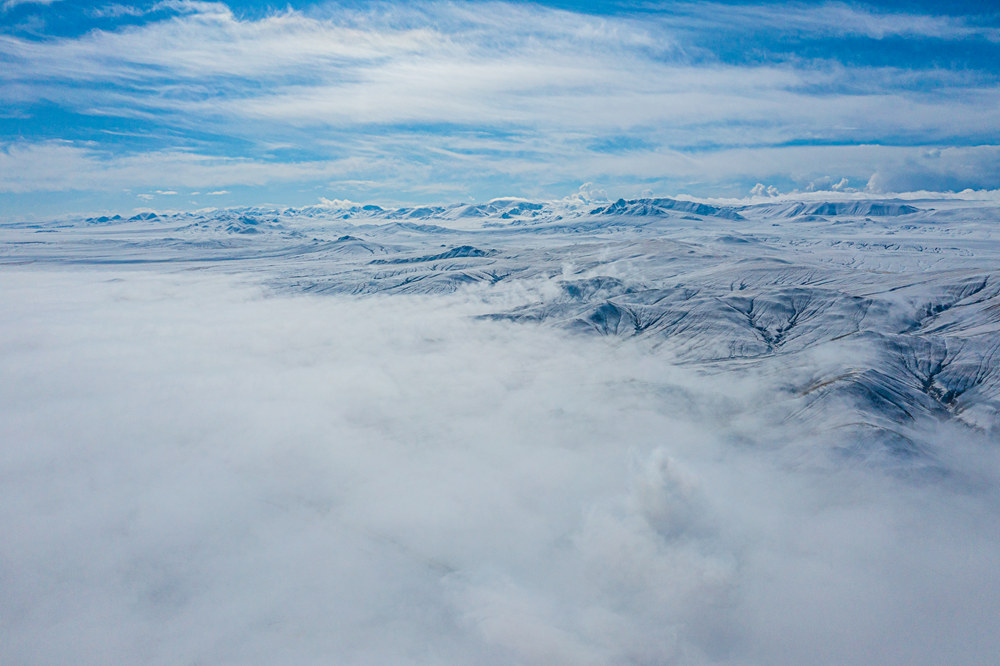 西藏阿里地區(qū)改則縣迎來(lái)初雪，銀裝素裹，美如畫(huà)卷。