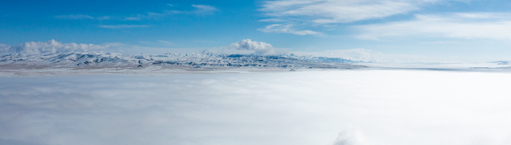 西藏阿里地區(qū)改則縣迎來(lái)初雪，銀裝素裹，美如畫(huà)卷。